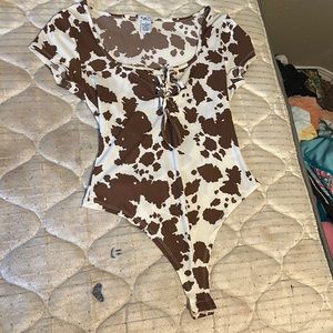 im selling a brown and white cow print bodysuit, Size: Medum,